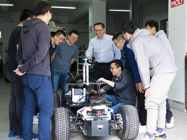 【寻访身边的榜样】他把“小”车开上“大”舞台———访ac米兰官方中文网站首席教授殷国栋